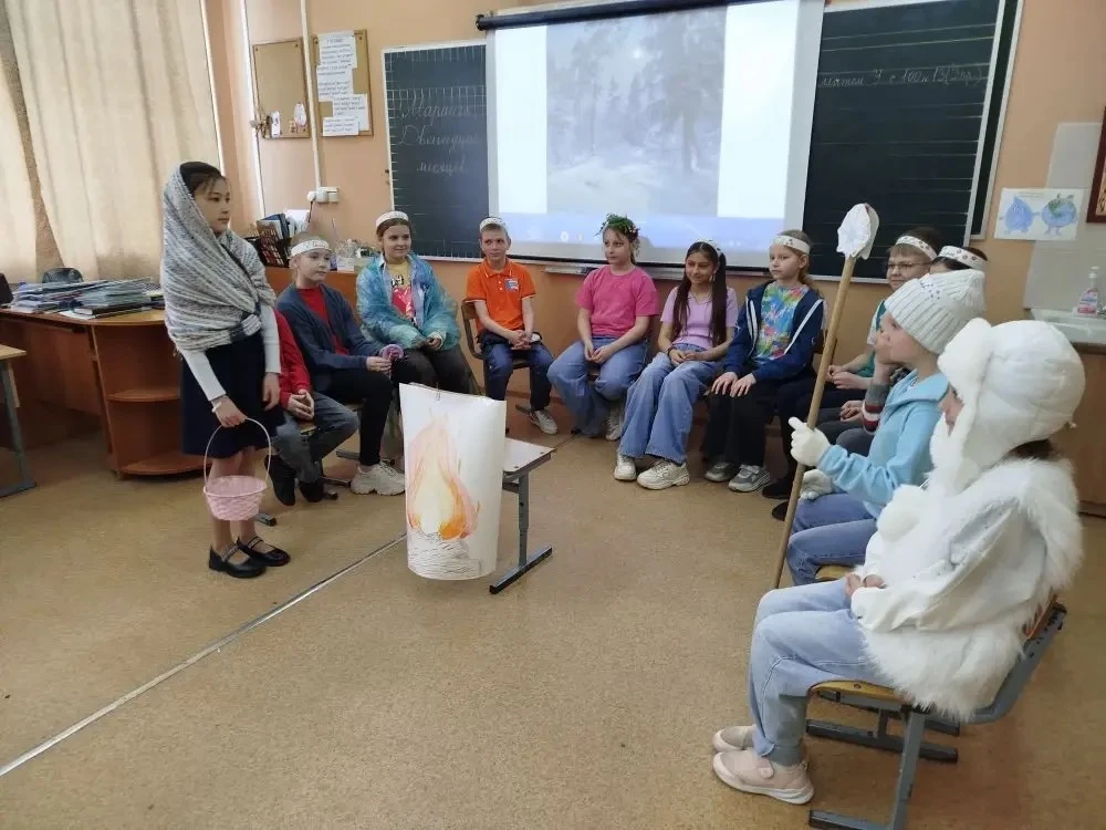 Премьера состоялась! У четвероклассников возникла идея- поставить спектакль по сказке " Двенадцать м