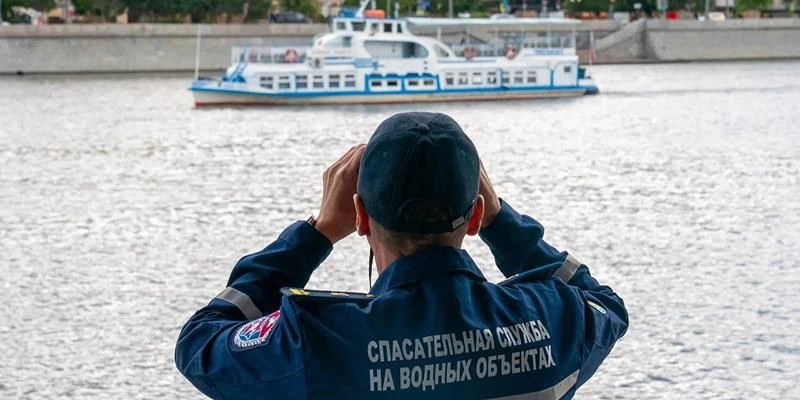 Спасатели усиленно патрулируют акваторию столичных рек и водоемов 🌊

Около 120 спасателей патрулиру