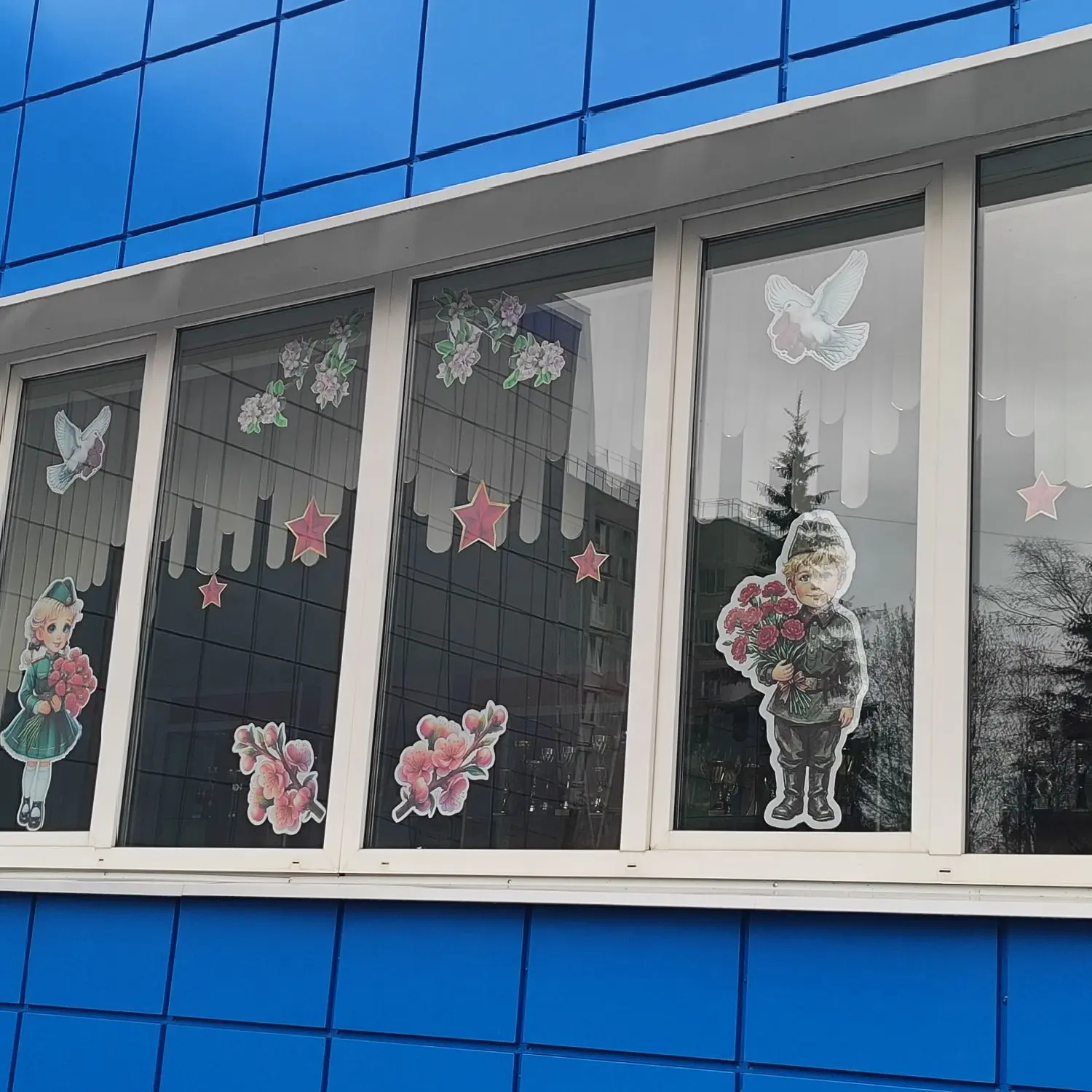 🇷🇺 Мы помним! Юнармейцы «ПАРУСа» украсили Окна Победы  Воспитанники муниципального отряда «Парус» им