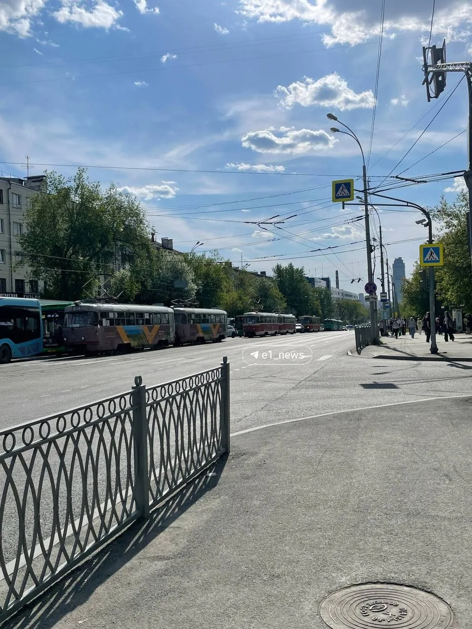 А на перекрестке улиц Малышева и Мира поставили регулировщика.   Светофоры также работают, сообщают 