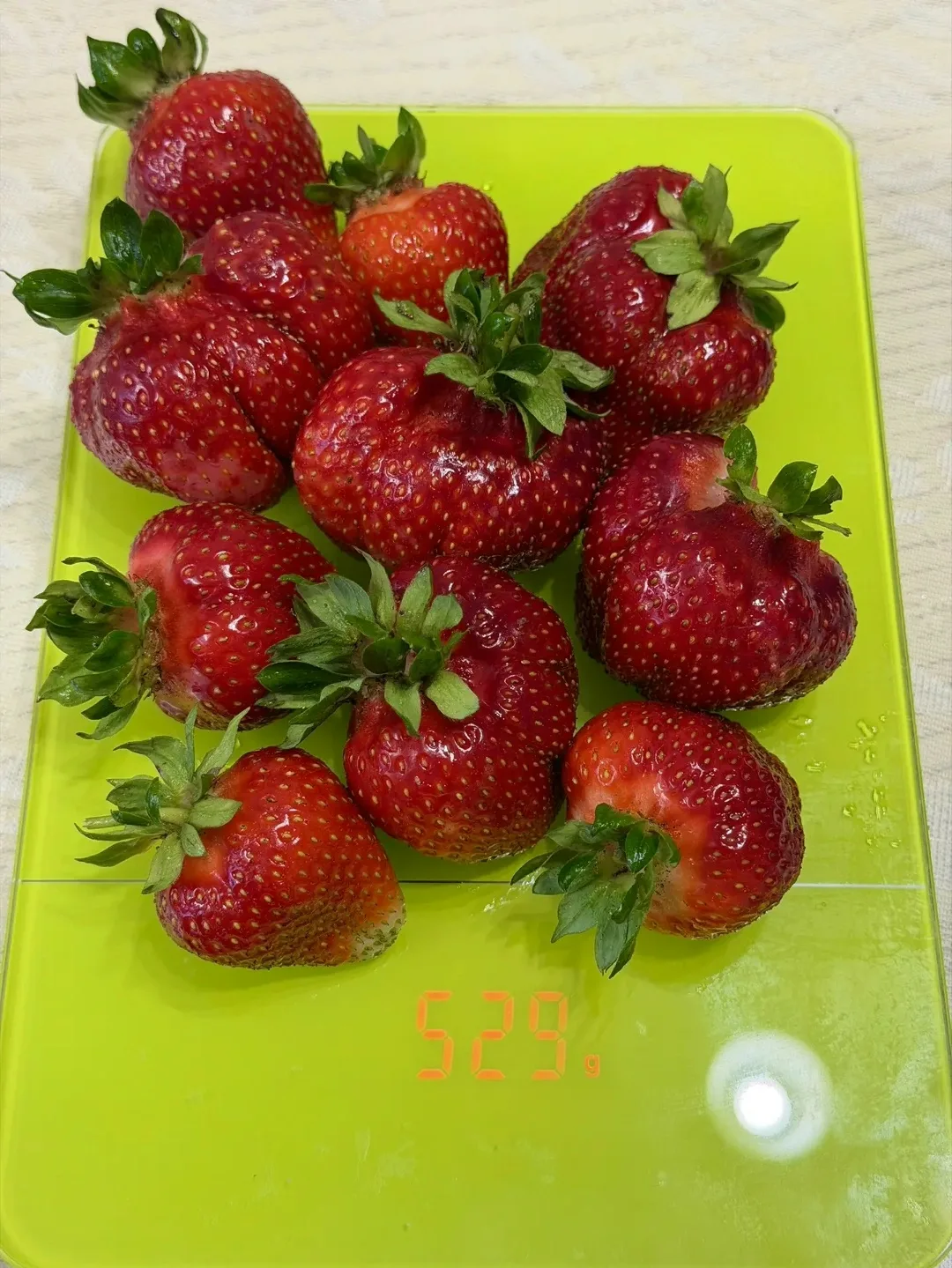😍Сезон клубники продолжается

10 ягод = полкило! Роскошный максимум созрел на грядках наших коллег.