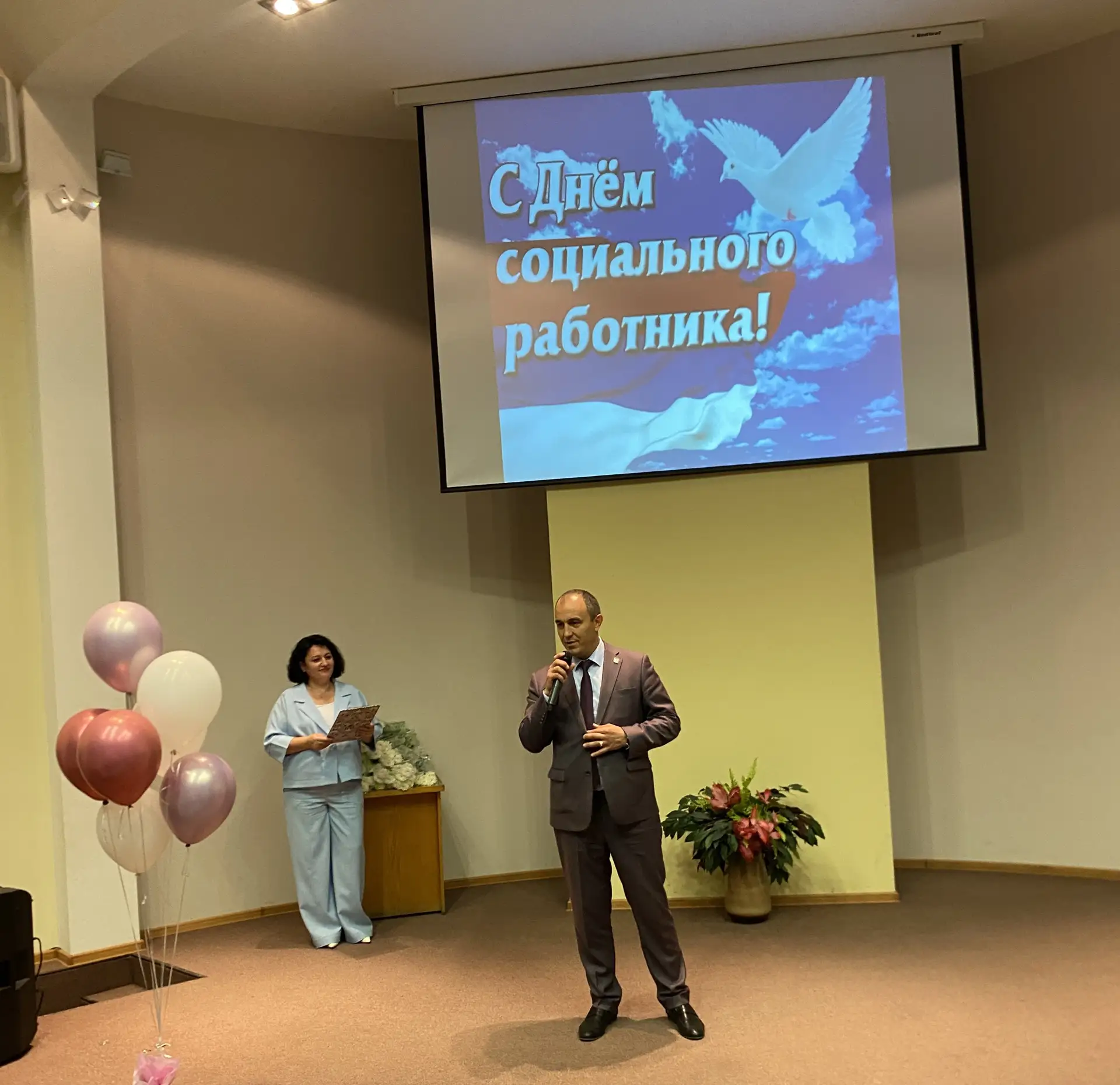 Сегодня глава администрации округа в торжественной обстановке вместе с депутатами Закон...