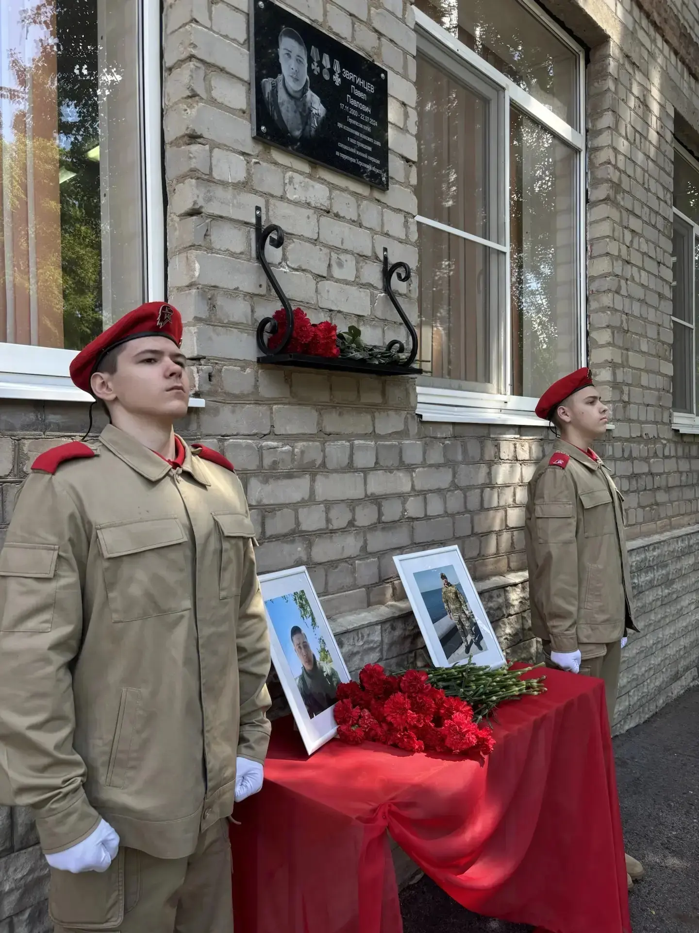 В школе № 39 состоялось открытие мемориальной доски в память о погибшем выпускнике   На здании школы