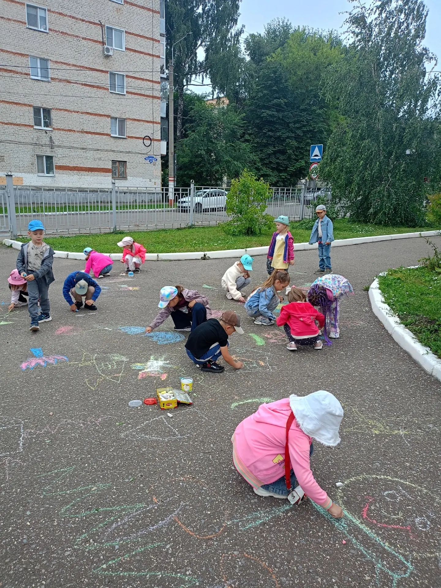Рисование на асфальте - это не только веселое занятие, это и творчество, и познание ребенком окружаю