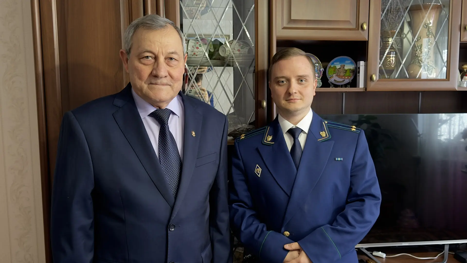 Пенсионера надзорного ведомства поздравили с юбилеем   Работники прокуратуры Василеостровского район