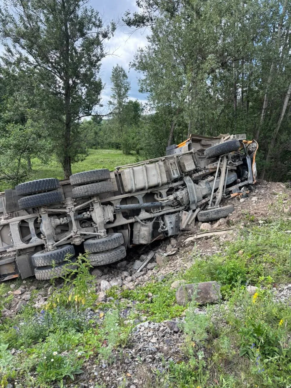 Бурзянский район. Д Киекбаево. Опасный участок дороги. Спуск с горы и сразу поворот 90 градусов. 
Эт