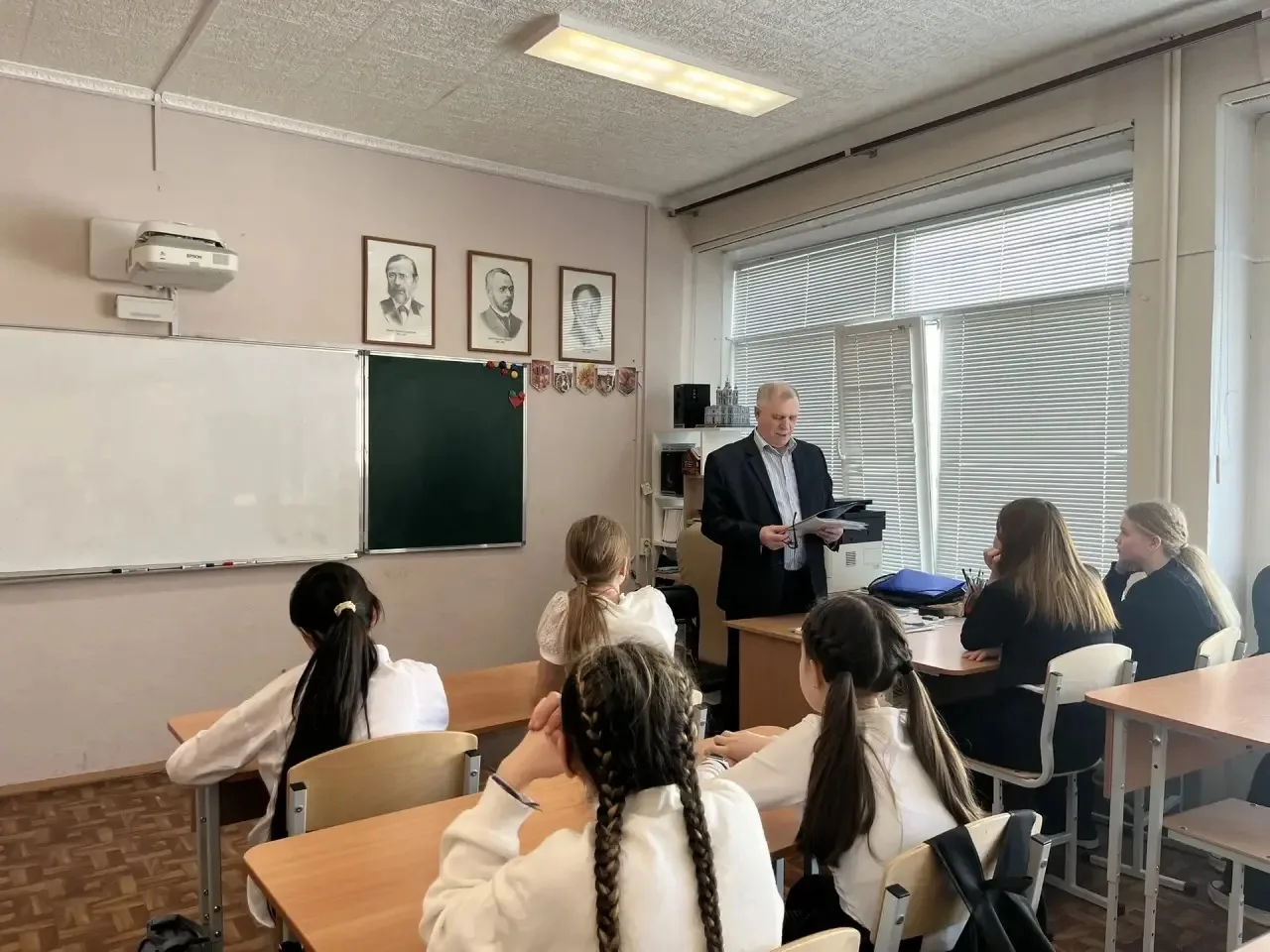 🤝Наша школа стала площадкой для важного диалога поколений. К нам пришли представители комиссии по ра