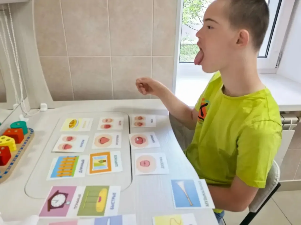 Логопедическое занятие: игра для развития артикуляции 🗣️👅

На логопедическом занятии дети развивал