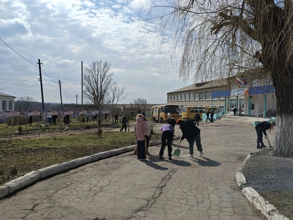 Субботник в ГБОУ СШ с. Орлово-Ивановка Шахтерского муниципального округа: вместе делаем...