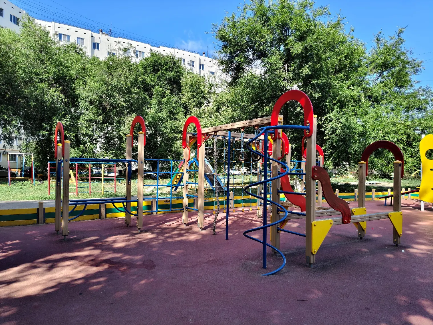 В Волгограде в результате принятых прокуратурой мер проведен ремонт детских игровых пло...