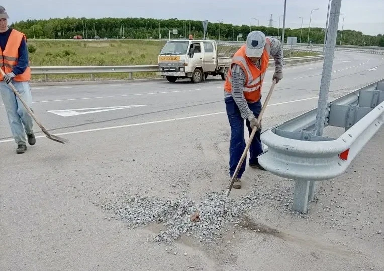 📍Уборка наносного грунта и очистка барьерного ограждения от пыли и грязи в Хабаровском...