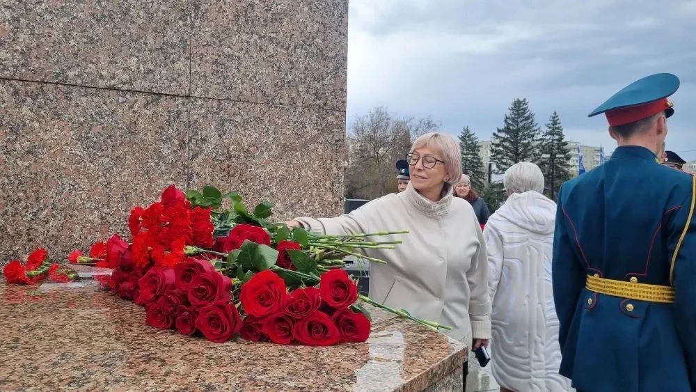 Сегодня, в День космонавтики, в Оренбурге почтили память первопроходцев космоса: к памятнику Юрия Га