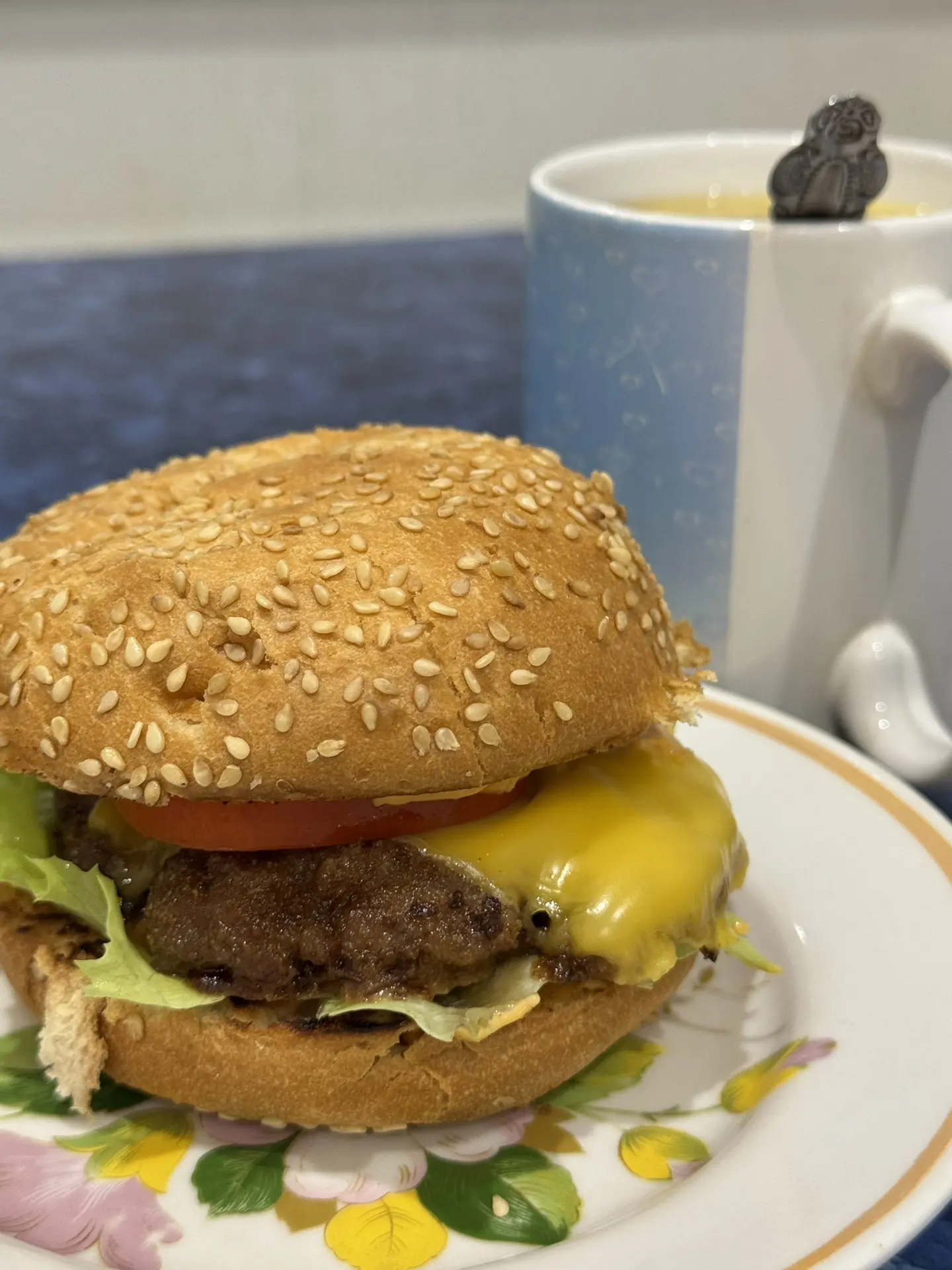 Я в домике🏠 Замутила себе бургер 🍔 поем и баиньки😴