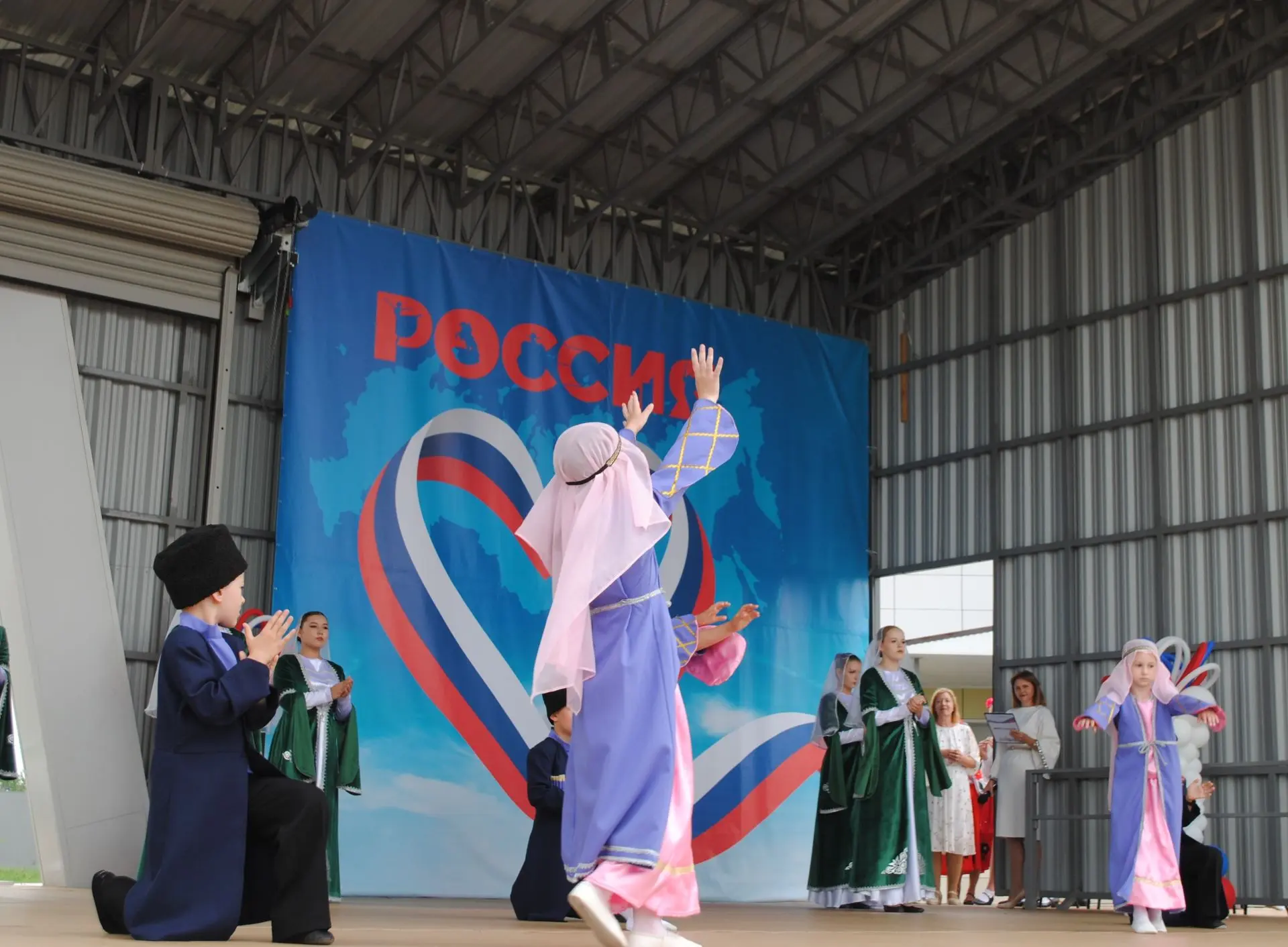 Сегодня в Шарыповском округе празднуют День России. В городе Шарыпово на площади в парке Центральный