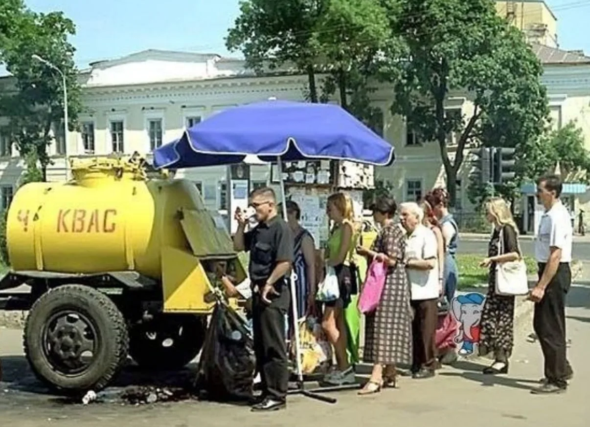 Очередь за тем самым квасом из желтой бочки. 🍺

Маленький стакан стоил 3 копейки, большой - 6 копее