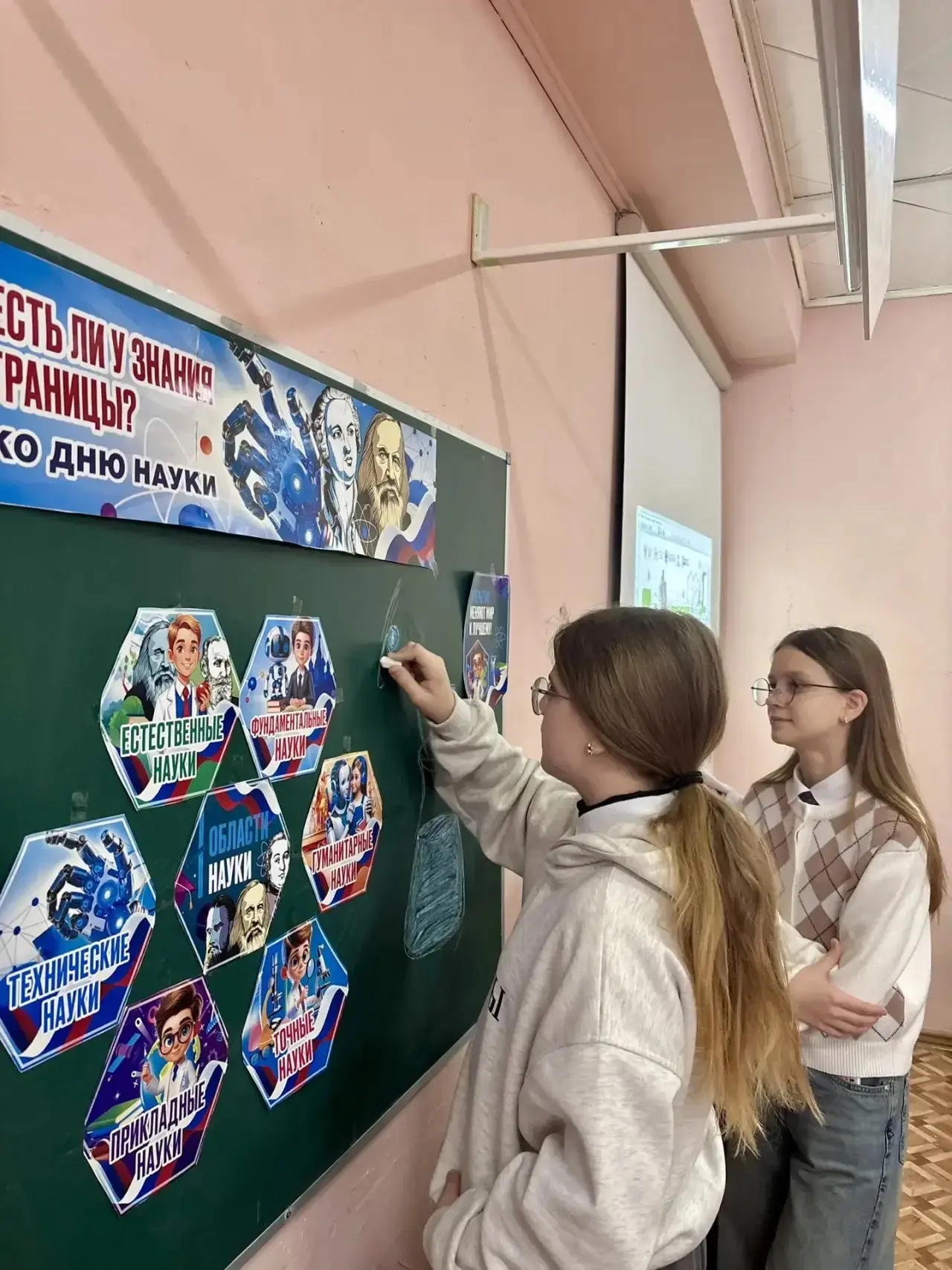 🇷🇺Традиционно утро понедельника началось с подъема Государственного флага Российской Федерации. Есть