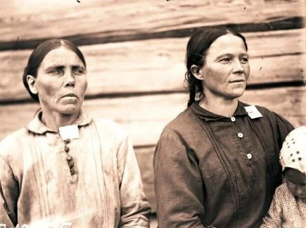 Сколько лет этой женщине?

Женщинам на фото (10-е и 70-е годы 20 века) 35-45 лет.

«Раньше жили без 