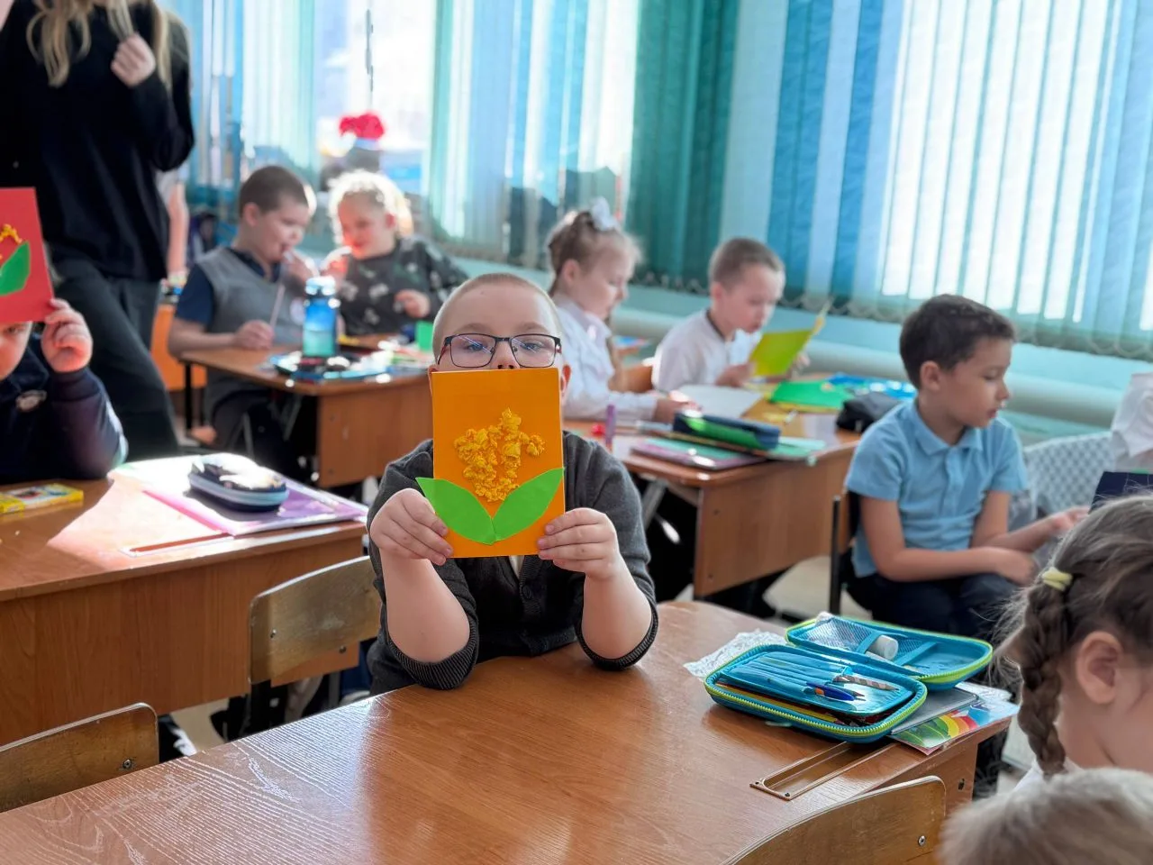 🌸 Маленькие руки — большое сердце! 🌸  Совет учащихся нашей школы вместе с первоклассниками из 1 «Б» 