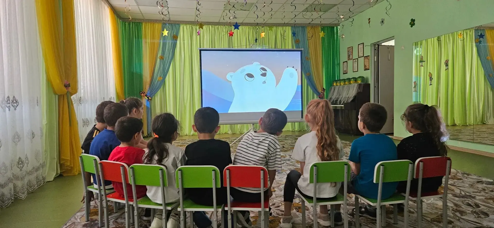В  группе «Сказка» ребята посмотрели замечательную сказку «Умка»!
 Смотреть мультфильмы  с друзьями 