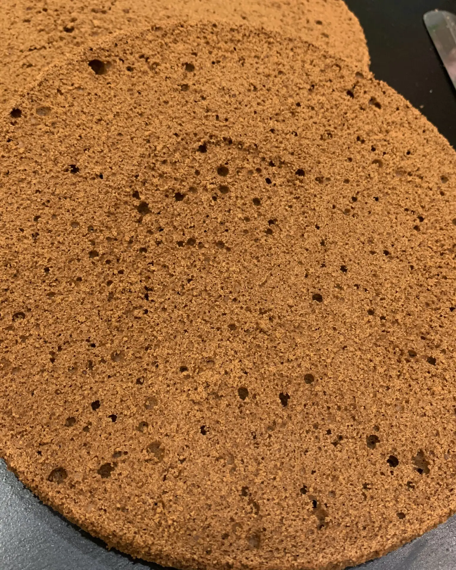 🍫 Какой он — идеальный классический шоколадный бисквит?
Лёгкий, воздушный, в меру сладкий, с насыще