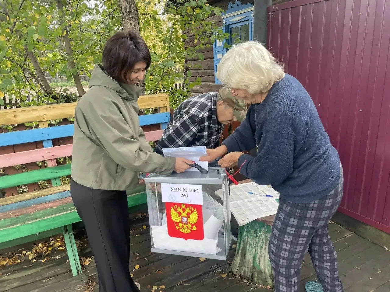 Члены избирательной комиссии отправились на голосование на дому.