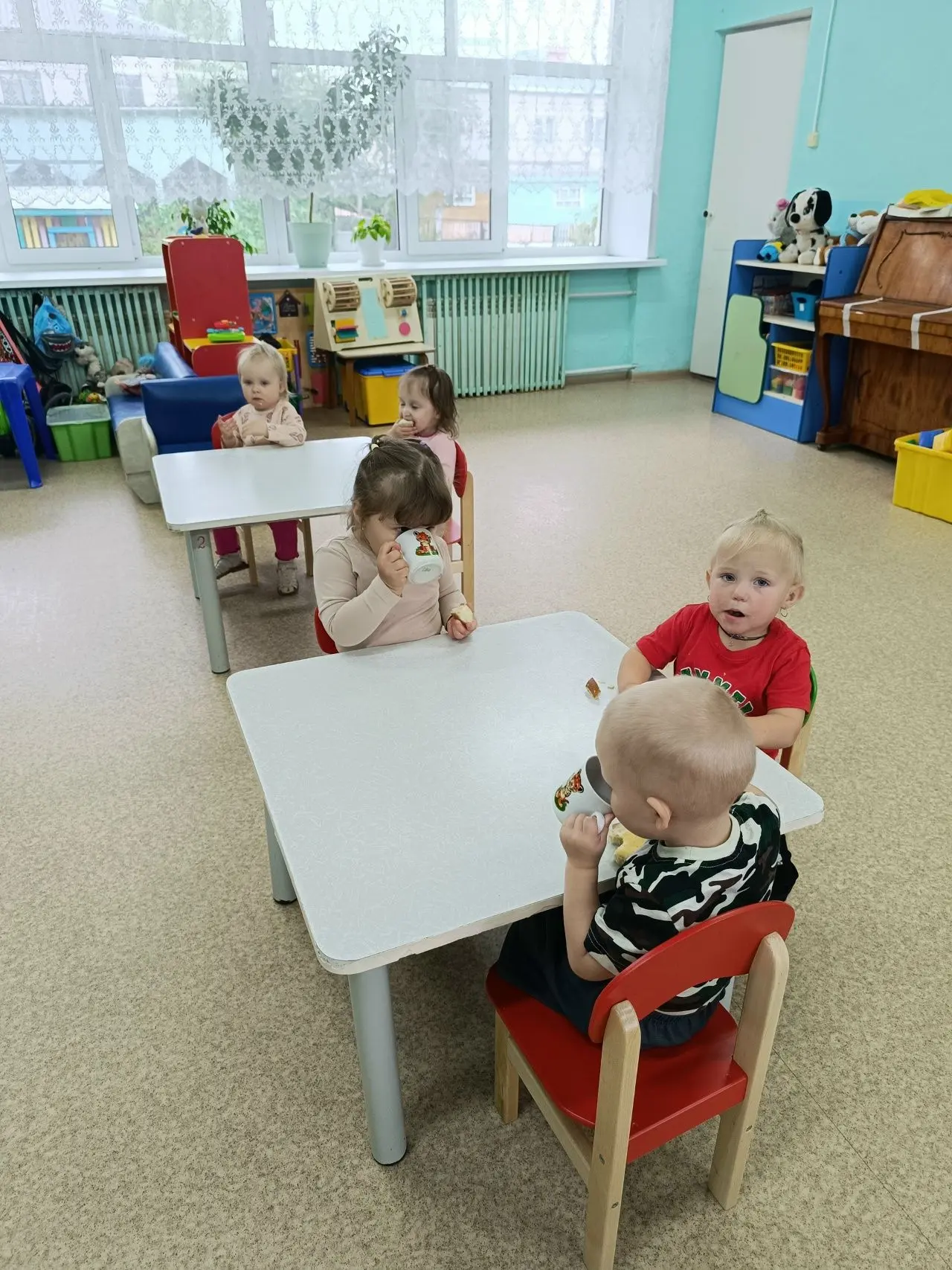 Вести из первой младшей группы!!!  Адаптация детей проходит хорошо: играем, гуляем, спи...