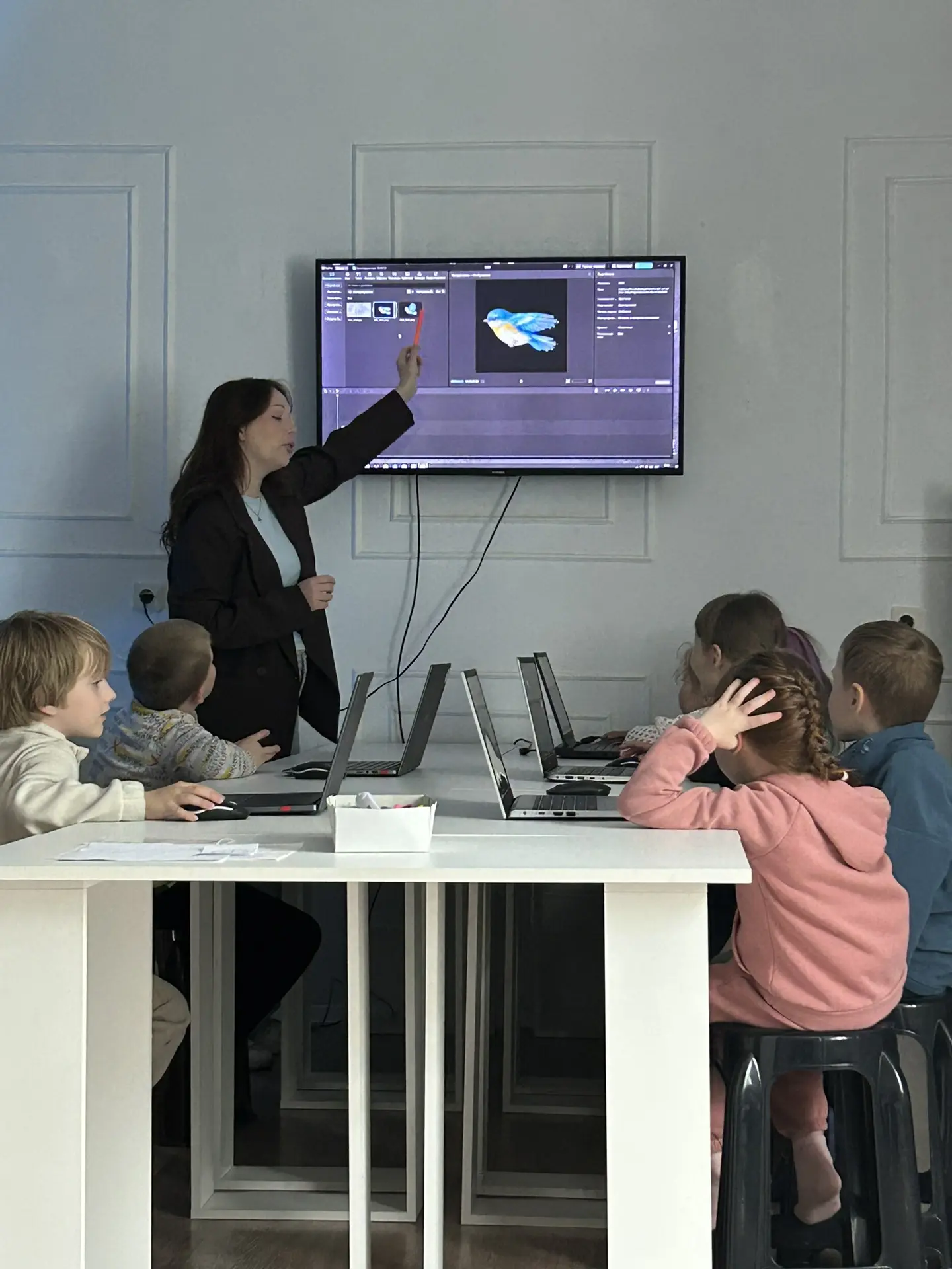 💻Воспитанники коррекционной группы «Пчелки» вновь посетили центр «Вмедиа», ставший для них простран