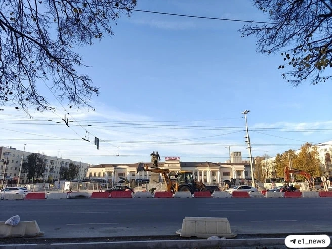 Большая стройка развернулась у вокзала.