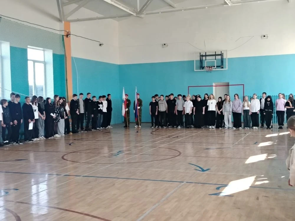 🇷🇺Утро понедельника, 18 мая 2026 года, в нашей школе традиционно началось с торжественной линейки,