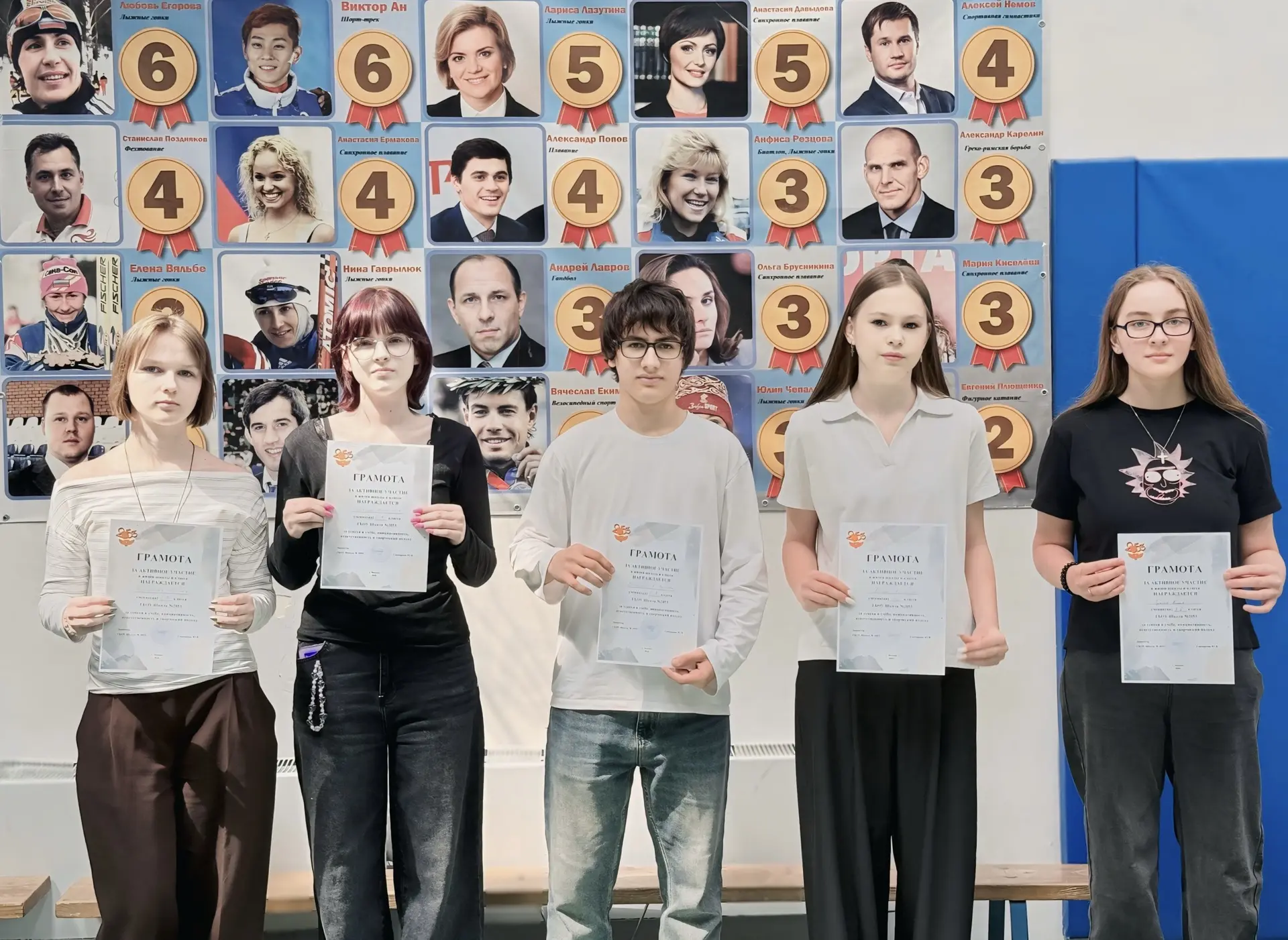 🎉 Торжественные линейки: время награждать лучших! 🎉  В нашей школе прошли линейки для учеников 2, 3,