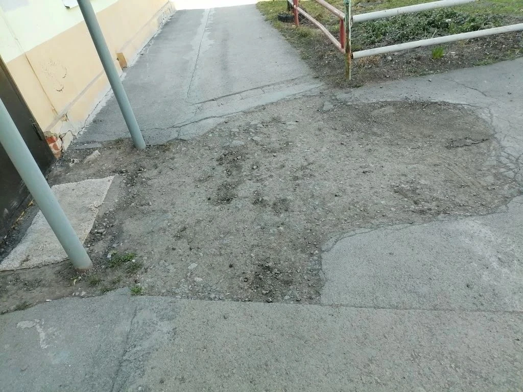✉️ От подписчика:

Ул. Зои Космодемьянской, д. 3. Мы, жильцы второго подъезда, уже четыре года ждём 