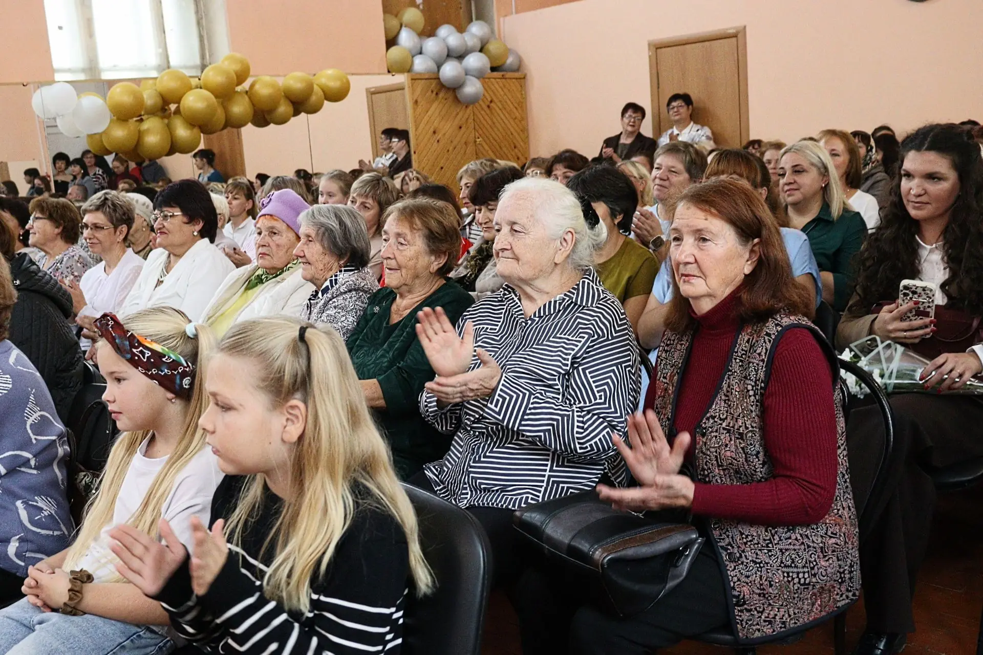 Как и обещал, побывал на праздничном концерте.