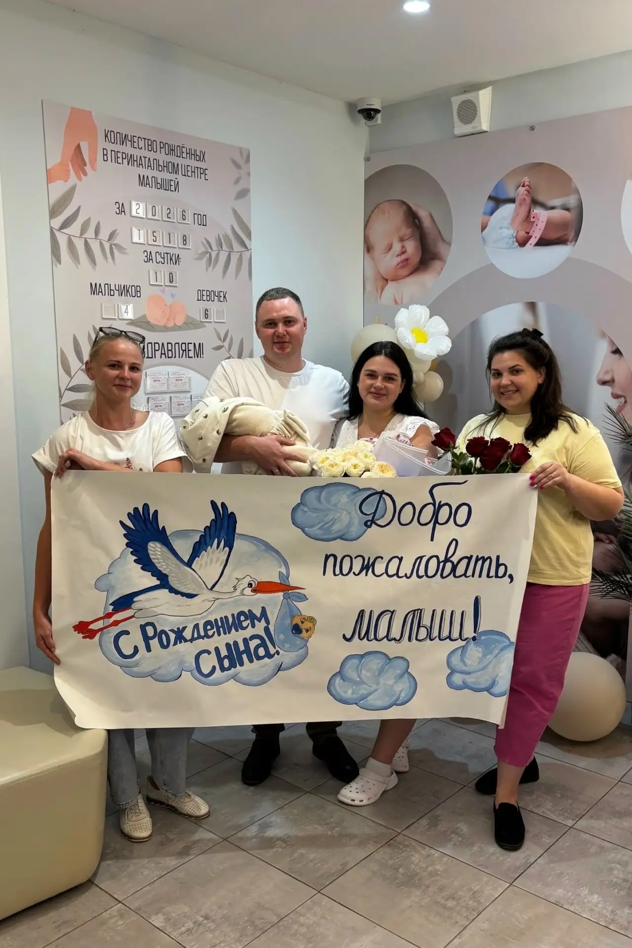 Новгородский перинатальный центр поделился трогательным снимком: так встречали Ванечку при выписке.
