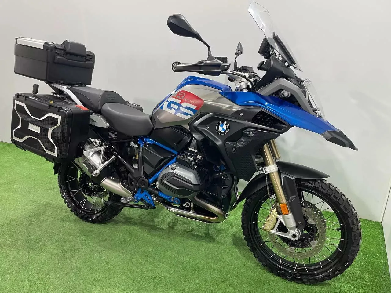 BMW R1200GS
в наличии во Владивостоке

Характеристики:
- 2017 год
- объем 1200 см3
- Аукцион JBA
- о
