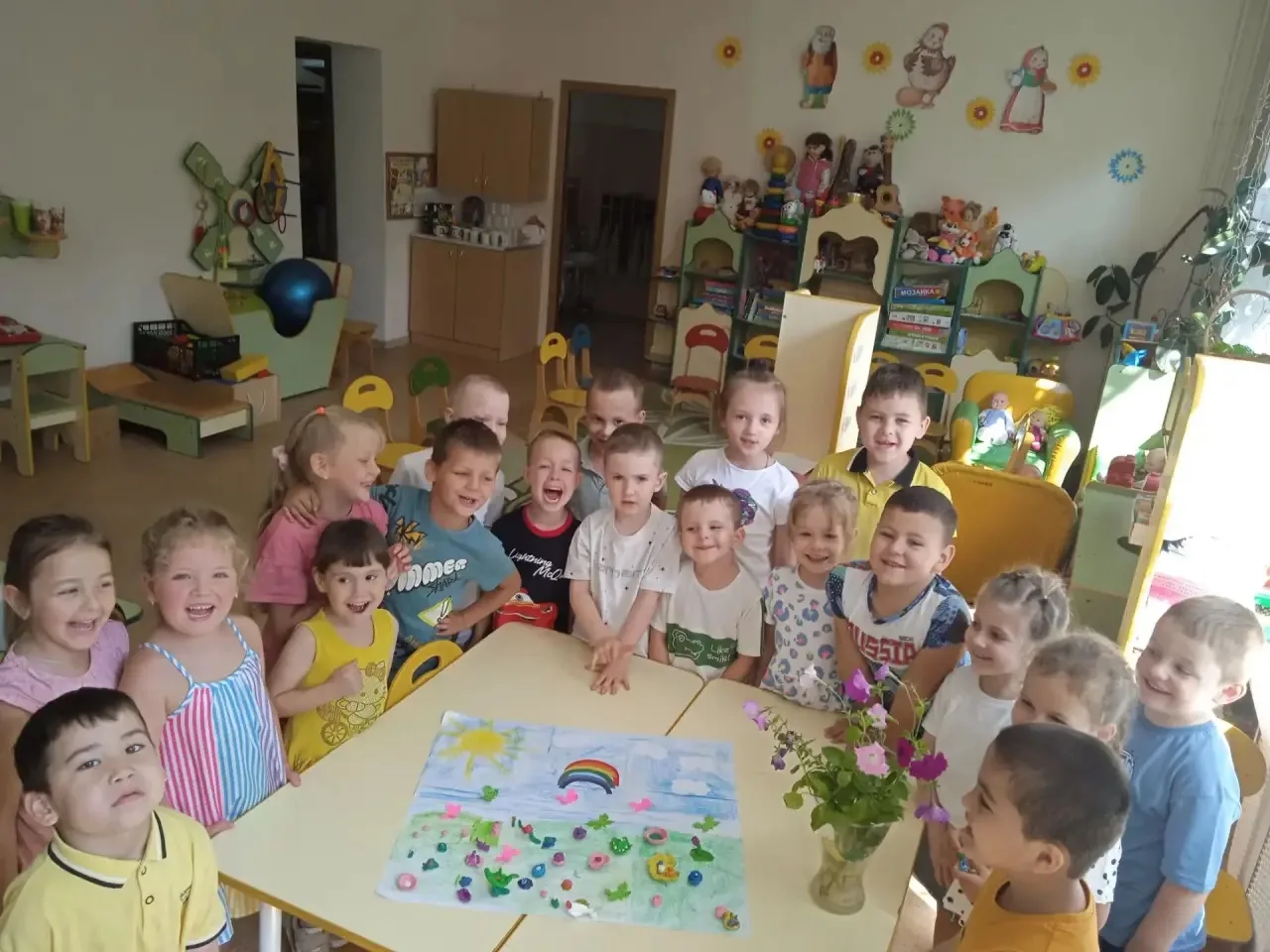 🌼 Яркие краски нашего лета: как прошёл День творческих дел! 🎨

На днях наша средняя группа преврат