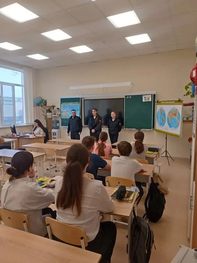 🌼 В преддверии весенних каникул в МБОУ СОШ № 17 г. Азова прошли важные профилактические беседы с обу