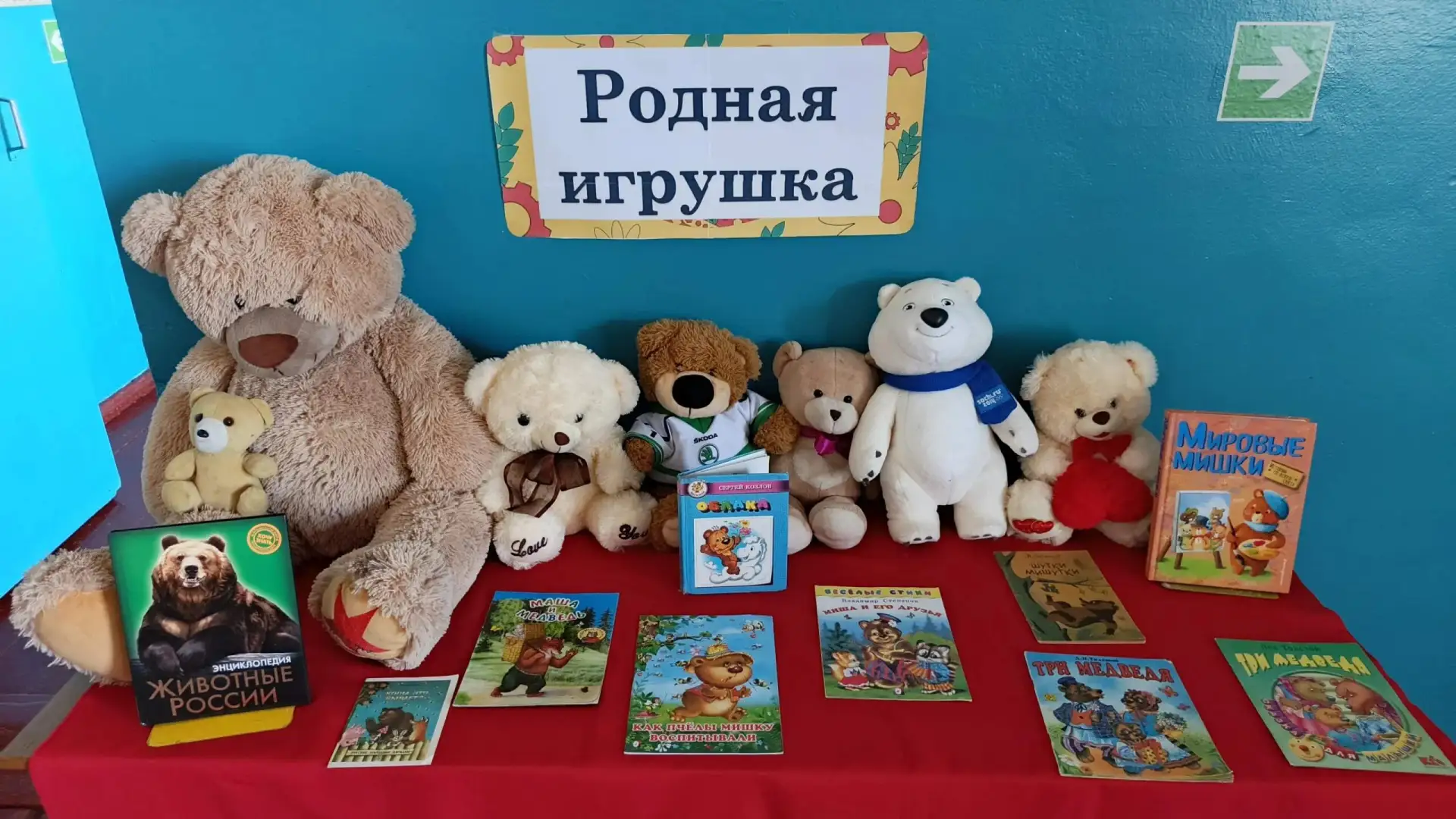 Полтавская библиотека и СДК оформили книжную выставку-витрину «Родная игрушка». Подробн...