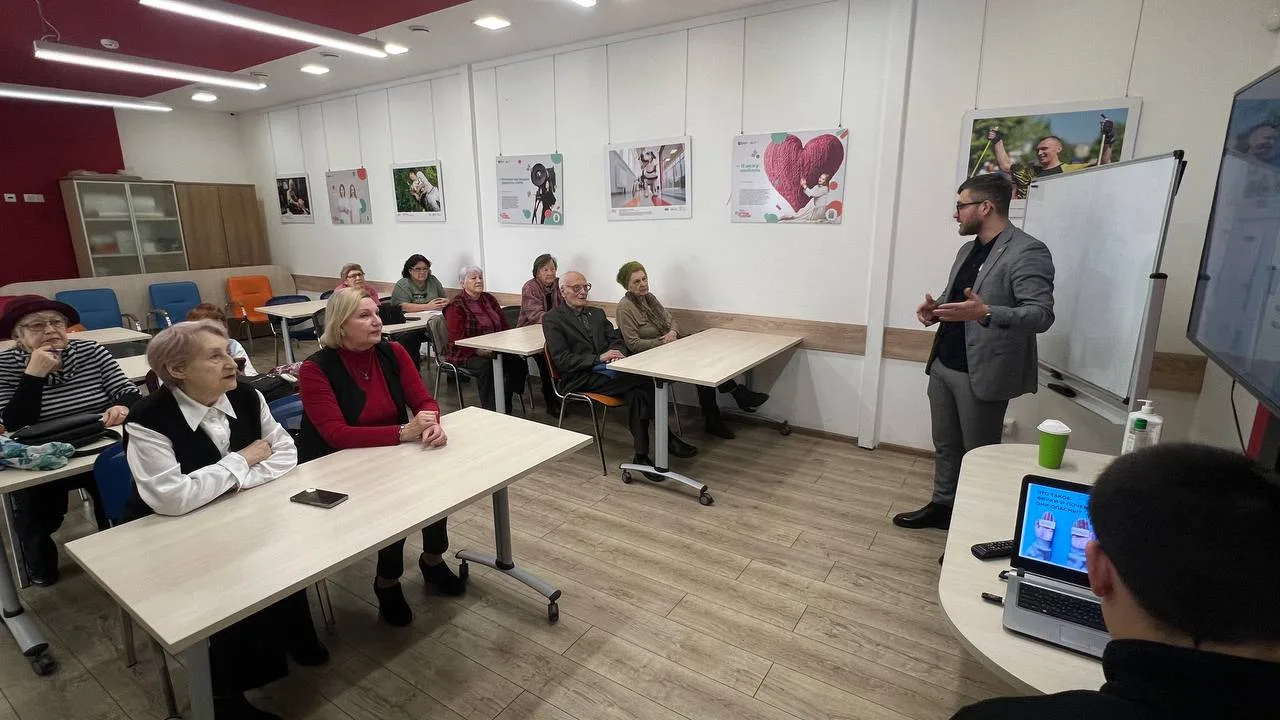 ❗️Обучаем старшее поколение распознавать фейки!  В коворкинг-центре НКО САО прошла лекция для Совета