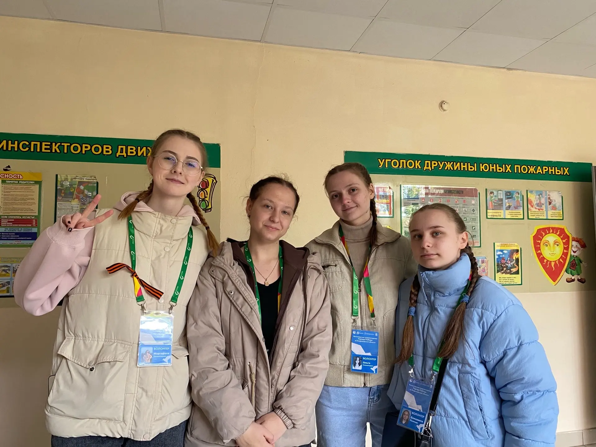 В этот праздничный день наши девочки из классов 8А, 8И и 9Б решили стать волонтёрами Парада Победы! 