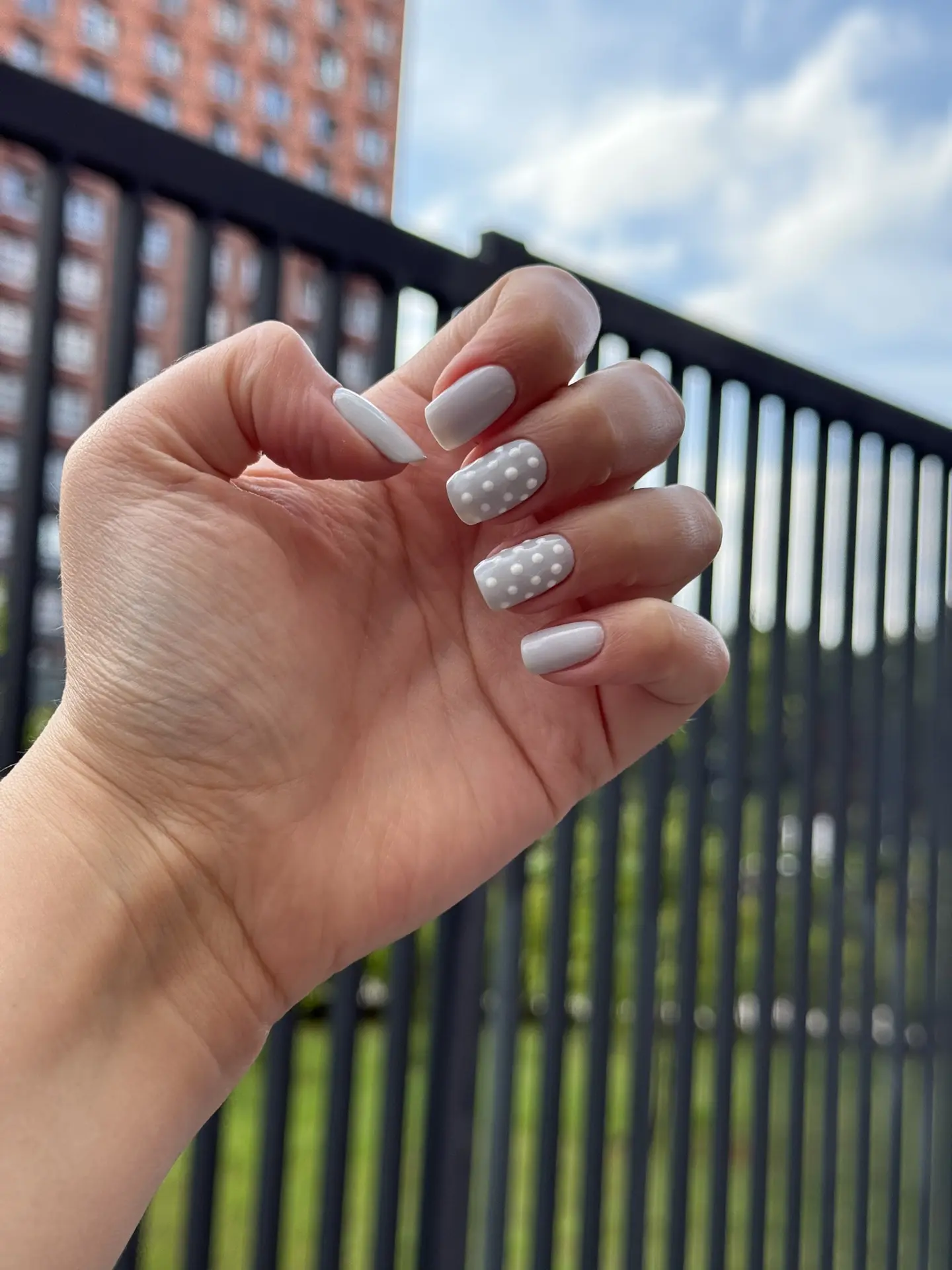 сегодня ходила обновлять ноготки 🫧💅

очень понравились эти горошки, мастер подсказала сделать!