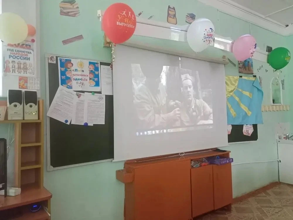 🕯️ Сегодня в нашем лагере прошёл День памяти и скорби — день, когда мы вспоминаем тех, кто пожертво