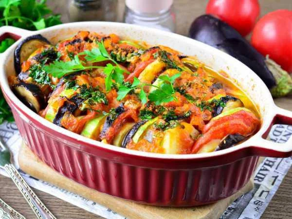 🍆 Рататуй с картошкой.  Ингредиенты:   • Кабачки – 200 г  • Баклажаны – 200 г  • Картофель – 200 г  