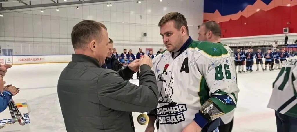 🏒ХОККЕЙ В ЧЕСТЬ ПОБЕДЫ!    В субботу 2 мая на льду Апатит-Арены Кировска прошел памятный турнир по х