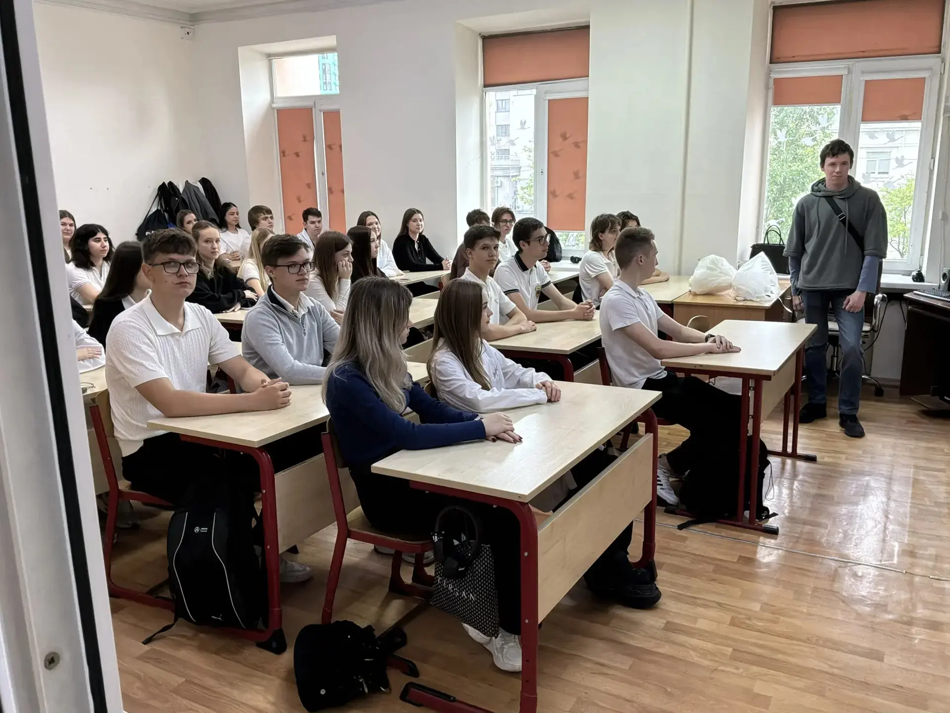 🎖 Путь героя: от лицейской скамьи до государственной награды

Сегодня  прошла встреча, которая нико