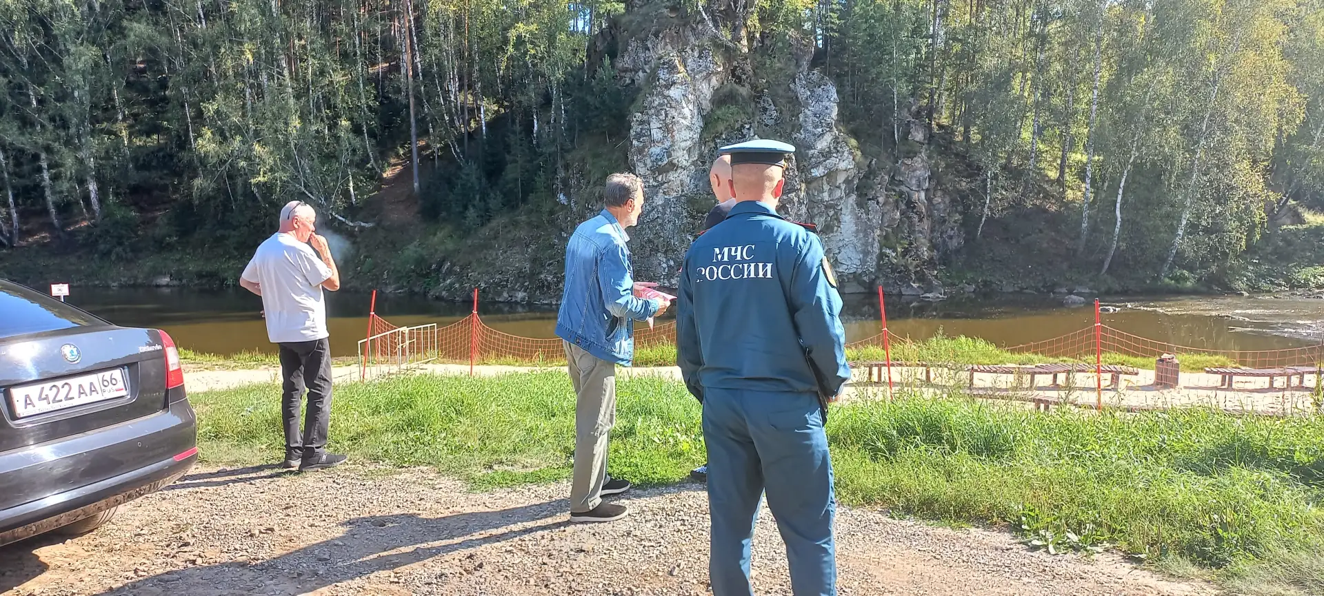 Стоит тёплая, сухая погода, люди активно отдыхают на природе, вблизи водных объектов. Ж...