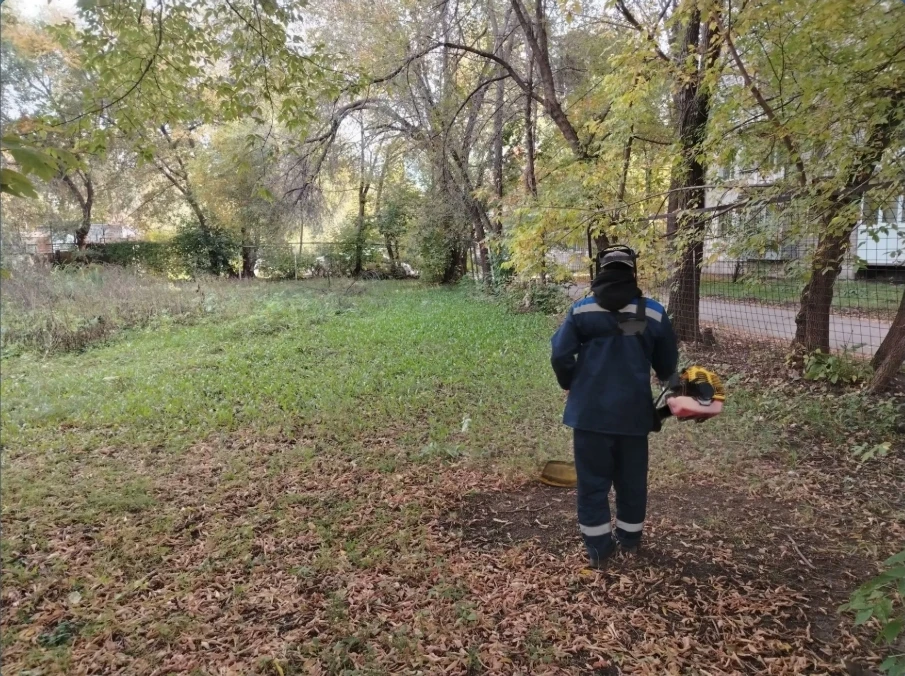 🌿 Продолжаем приводить незакреплённые территории района в порядок.