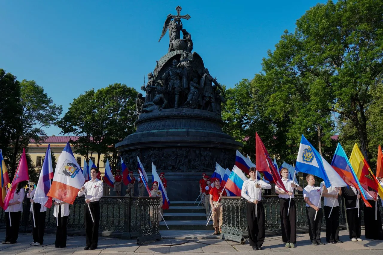 🇷🇺 Утро Дня России началось мощно!

В 8:00 в Новгородском кремле более 1500 исполнителей в рамках 