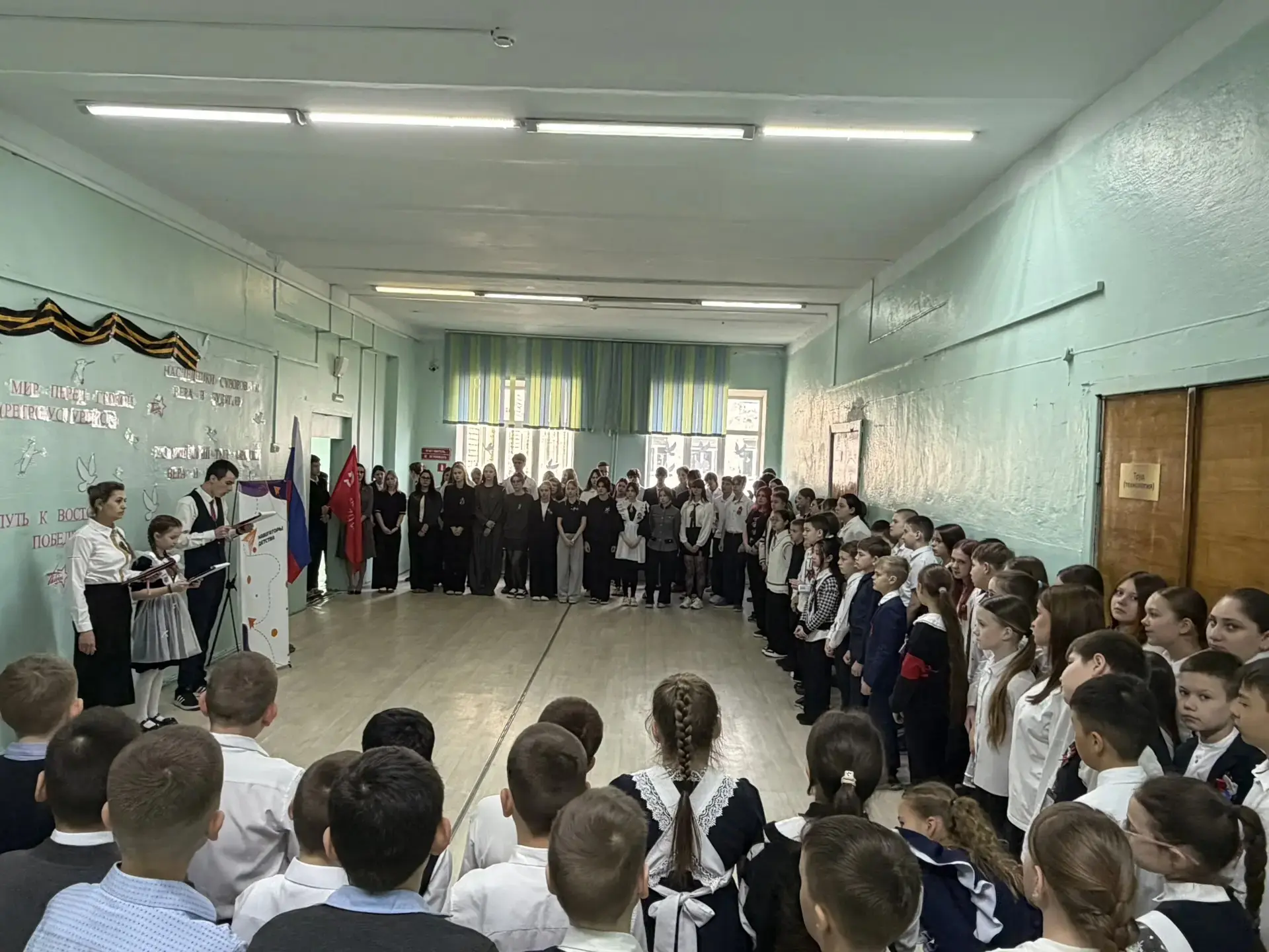 🇷🇺 С новой неделей и памятью о Великой Победе!  Начали учебную неделю с торжественной линейки, вынос