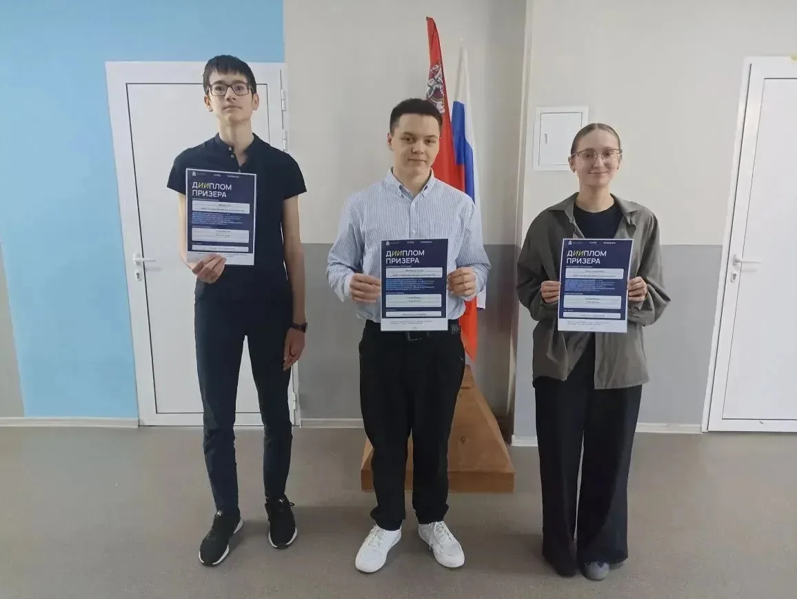 🇷🇺 Традиционно учебная неделя началась с торжественной линейки, поднятия флага и исполнения гимна Ро