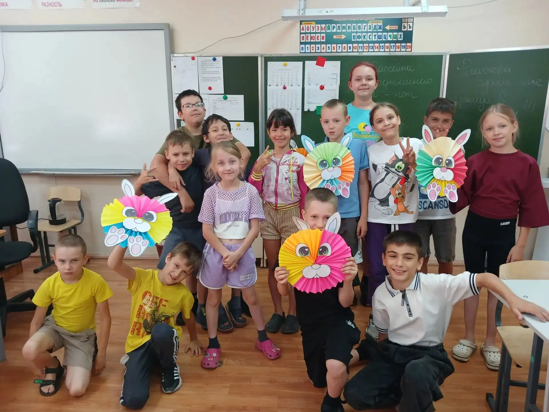 У нас в пришкольном лагере кипит творческая жизнь! Ребята с удовольствием рисуют, мастерят поделки и